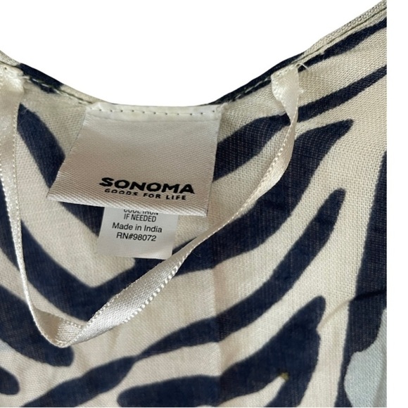 Sonoma shawl, tropical print in earthy colors. Light weight and flowey.Size L/XL - Picture 4 of 4